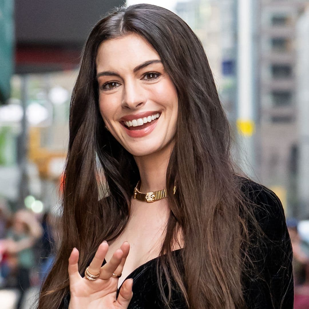  Anne Hathaway Debuts the Ultimate High-Low Outfit With a $99 Bag and a Five-Figure Bulgari Necklace 