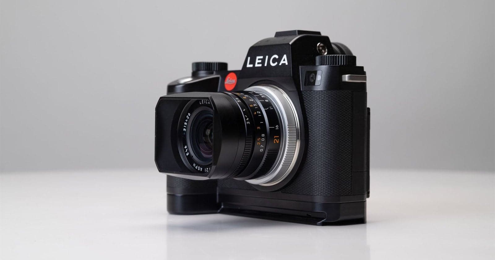 Helium Brings its Camera Grip Expertise to the Leica SL3 System